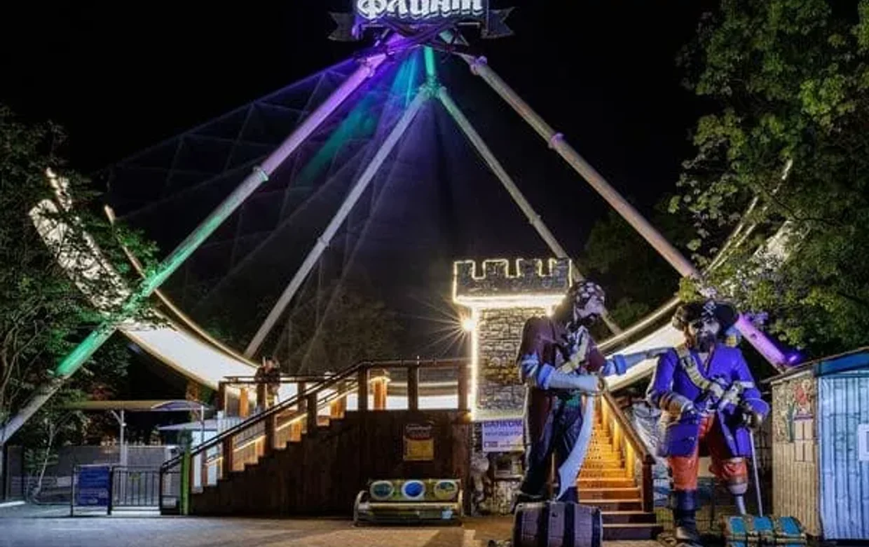 Корабль Флинта в парке Ривьера