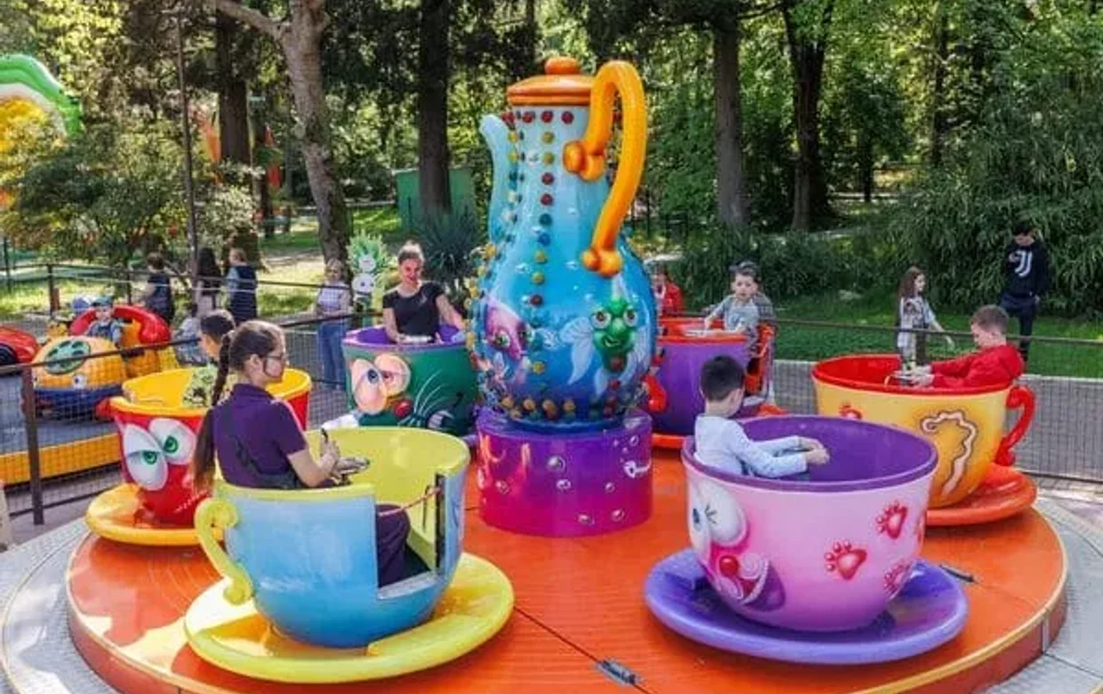 Чашки «Безумное чаепитие» в парке Ривьера