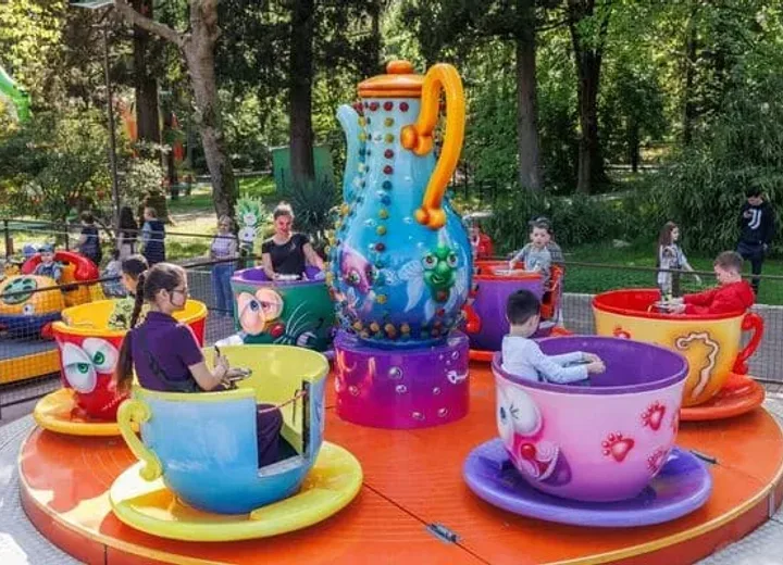 Чашки «Безумное чаепитие» в парке Ривьера