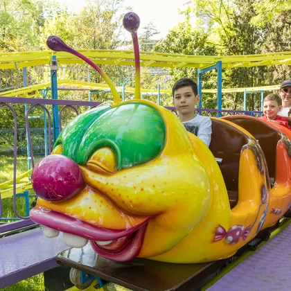 Гусеница в парке Ривьера