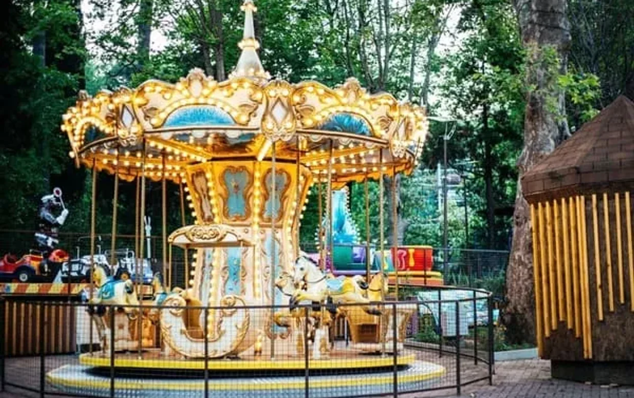 Лошадки в парке Ривьера