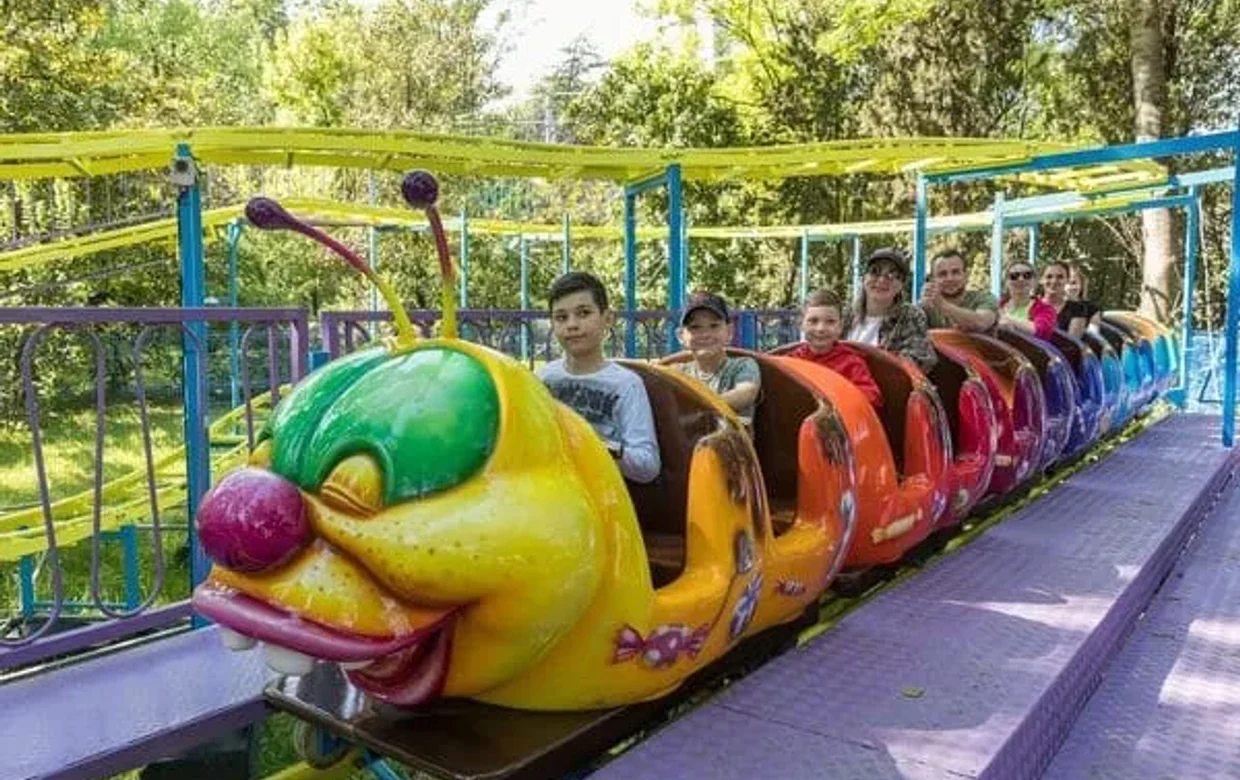 Гусеница в парке Ривьера