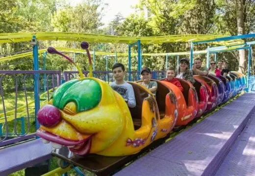 Гусеница в парке Ривьера