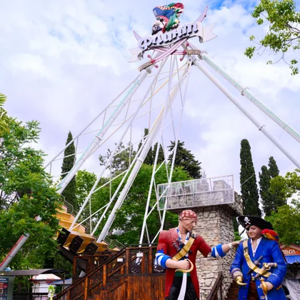 Корабль Флинта в парке Ривьера